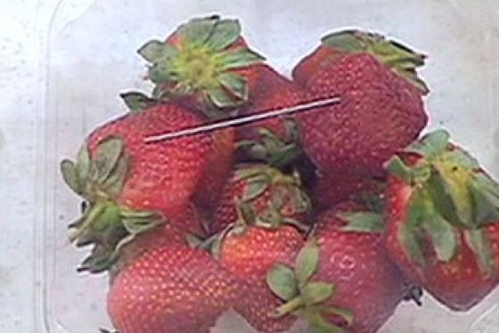 Siêu thị Woolworths ngừng bán kim khâu giữa “cuộc khủng hoảng dâu tươi”  ảnh 2