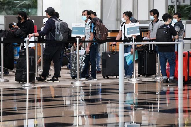 Hành khách tại phi trường quốc tế Changi của Singapore hôm 8.6 /// AFP