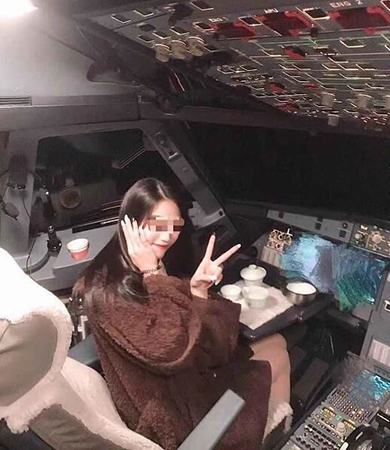 Đưa nữ sinh vào buồng lái, phi công bị cấm bay trọn đời