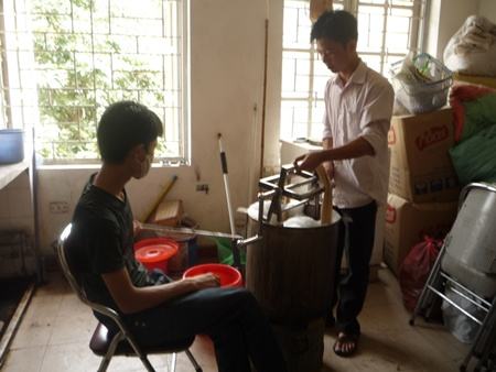 Sinh viên Bách khoa làm thuốc nhuộm từ lá cây