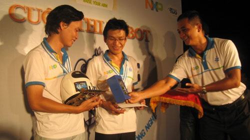 Sinh viên bách khoa so tài robot