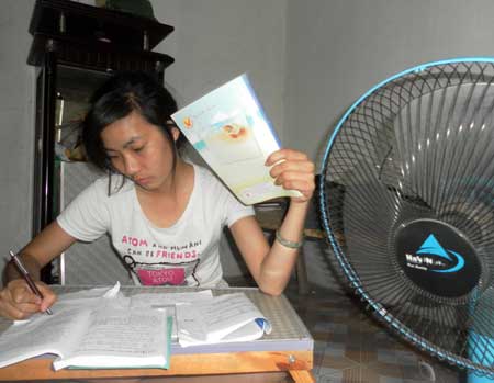 Sinh viên còm lưng “gánh” giá điện nước xóm trọ