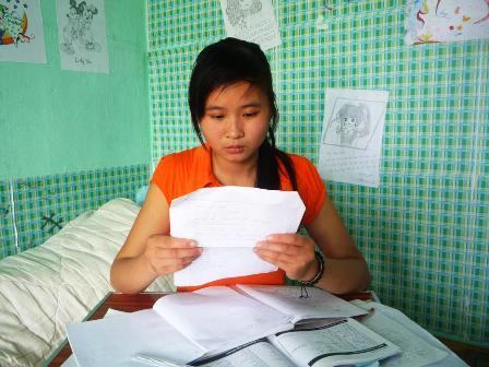 Sinh viên “dài cổ” chờ tiền cấp bù học phí