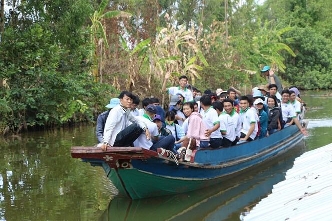 Sinh viên Khoa Nông nghiệp và sinh học ứng dụng trên đường đến ấp 5 (xã Lương Tâm, H.Long Mỹ, Hậu Giang) để thực hiện chương trình /// Ảnh: Nguyên Đạt