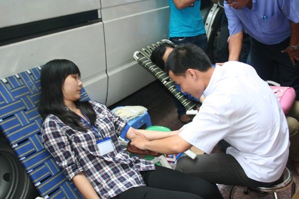 Sinh viên hiến máu dự trữ cho dịp tết