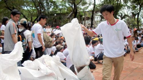 Sinh viên “Làm sạch môi trường vì tương lai xanh”