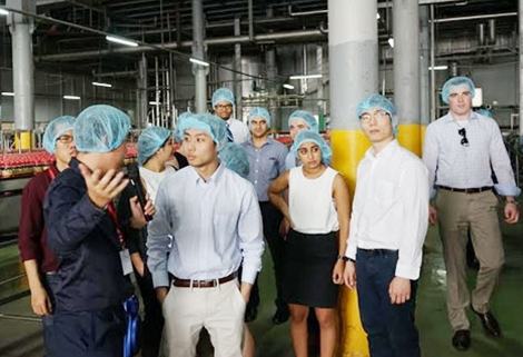 Sinh viên Mỹ tham quan dây chuyền sản xuất nước giải khát Việt Nam