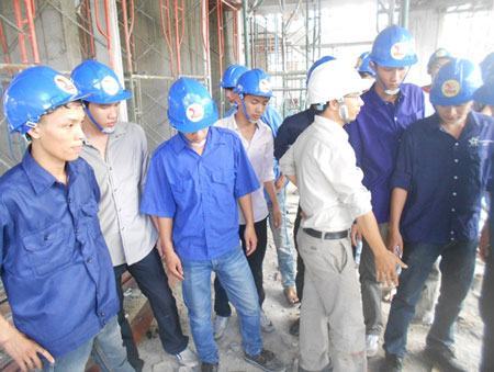 Sinh viên Ngành Điện của Trường Cao Đẳng Viễn Đông thực tập ngay tại “ sân nhà”