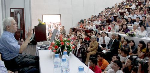 Sinh viên nghe nói chuyện khoa học