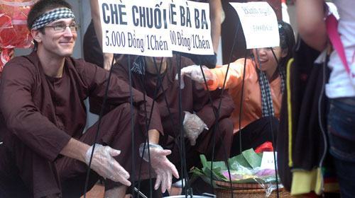 Sinh viên nước ngoài tìm hiểu văn hóa Việt