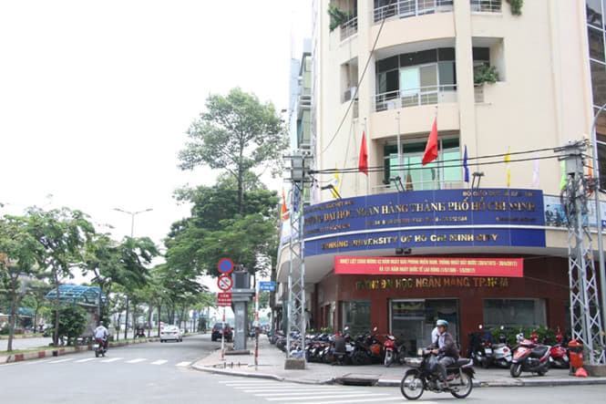 Sinh viên phản ứng nhà trường thay đổi xếp loại học lực