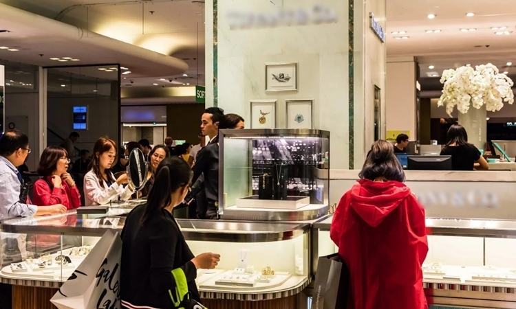 Một cửa hàng trang sức tại trung tâm thương mại Pháp Galeries Lafayette. Ảnh: SCMP.