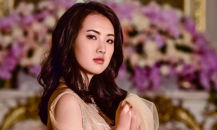 Annabel Yao tại dạ vũ thượng lưu ở Paris tháng 11/2018. Ảnh: Le Bal des Debutantes.