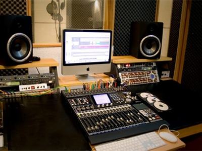 Sinh viên tự mở phòng thu tại nhà