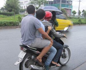 Sinh viên vô tư vi phạm giao thông