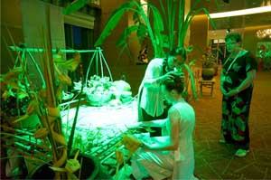 Sinh viên với đồ chơi dân gian