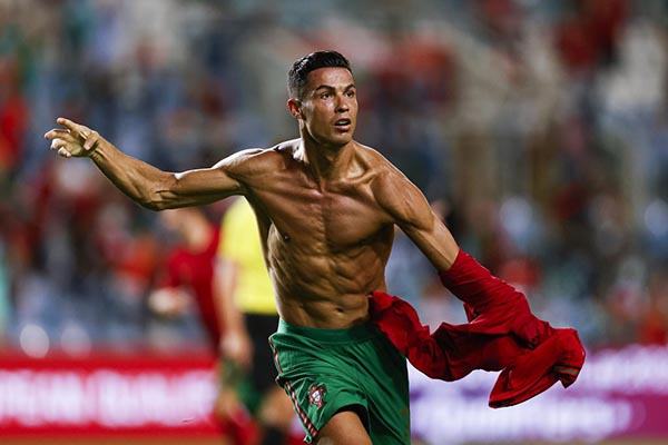 Sir Alex chỉ rõ lý do Ronaldo xứng đáng giành QBV 2021