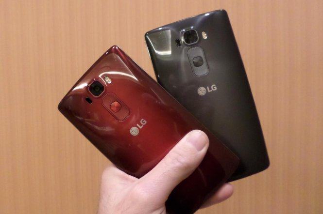 Hai phiên bản màu Đỏ và Xám của LG G Flex 2 - Ảnh: DigitalTrends