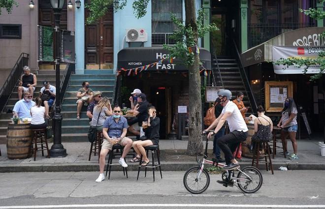Người dân thành phố New York bắt đầu ra ngoài ăn uống hồi đầu tháng 6   /// AFP/Getty
