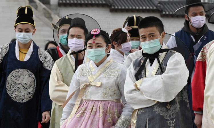 Du khách đeo khẩu trang khi thăm cung Gyeongbokgung ở thủ đô Seoul&nbsp;cuối tháng 1. Ảnh: AFP.