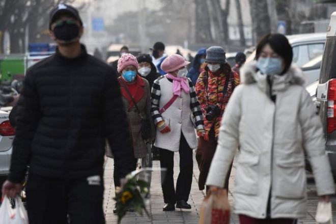Người đi đường đeo khẩu trang ở Bắc Kinh /// AFP