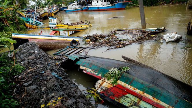 Những con thuyền lật ngửa bụng sau thảm họa sóng thần /// Reuters