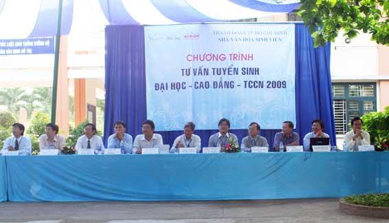 Sôi động chương trình tư vấn tuyển sinh tại trường THPT Nguyễn Hữu Huân