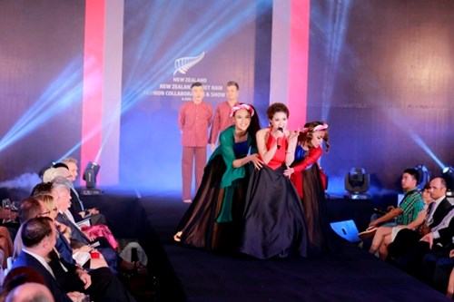 Sôi động đêm thời trang ‘giao thoa’ văn hóa Việt Nam – New Zealand
