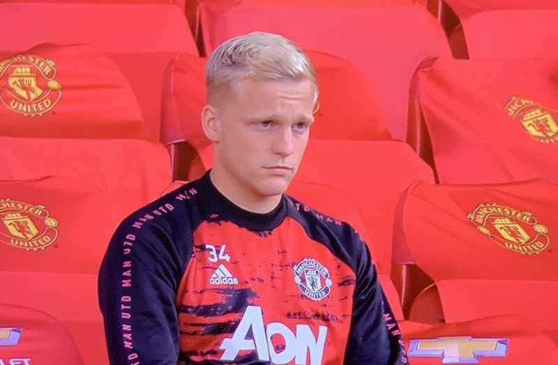 Solskjaer liên tục bị chất vấn vì “bỏ rơi” Van de Beek