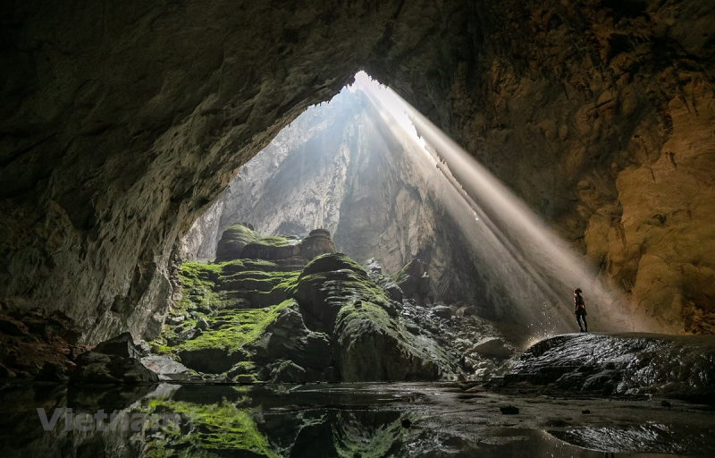 Ánh sáng chiếu xuống hang Sơn Đoòng càng tạo thêm vẻ đẹp lung linh, huyền ảo. (Nguồn: Oxalis Adventures-Ryandeboodt/Vietnam+)