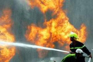 Sơn La: Xe tải chở nhựa đường bốc cháy giữa đường