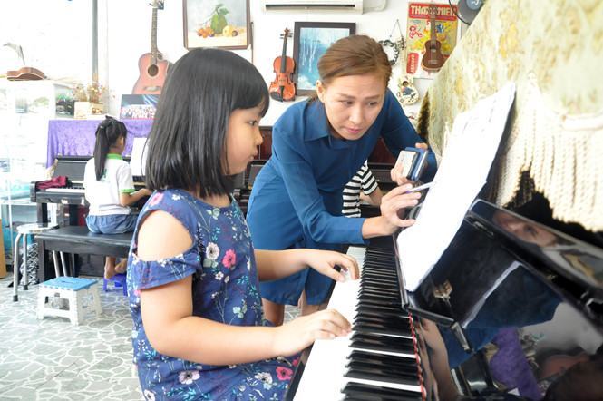 Chị Tố Uyên dạy piano cho các học trò	 /// Ảnh: Thúy Hằng