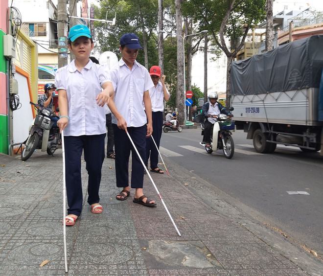 Sống không đôi mắt: Người mù dò gậy, cầm dao - ảnh 4