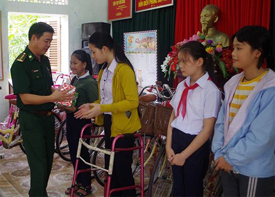 Trao 20 suất quà “Nâng bước em đến trường”