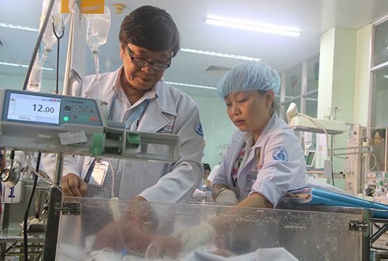 Phẫu thuật khối u “khủng”cho bé gái sơ sinh