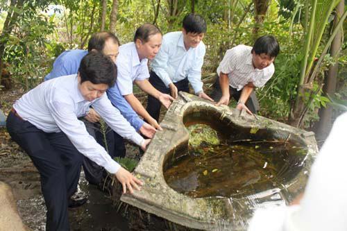 Ra quân diệt lăng quăng phòng chống dịch sốt xuất huyết