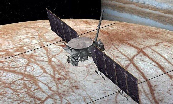 Mô phỏng tàu Europa Clipper bay trên mặt trăng sao Mộc.