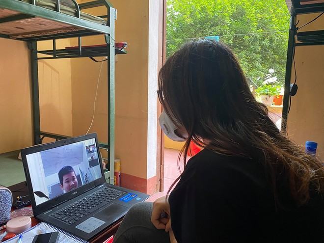 Một nữ sinh làm gia sư trực tuyến từ trong khu cách ly Covid-19 /// Ảnh: Anh Thư