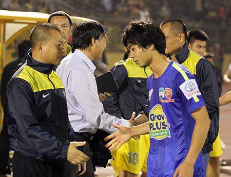 Công Phượng (phải) không nằm trong số 13 mục tiêu chuyển nhượng của CLB Newcastle Jets (Australia)