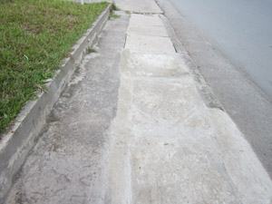 Sửa lại nắp cống ở khu vực làng ĐH