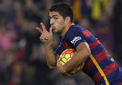 Suarez lập hat-trick, Barca buộc Real chia sẻ ngôi đầu