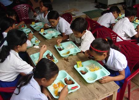 Suất cơm nghĩa tình cho học sinh nghèo miền Tây