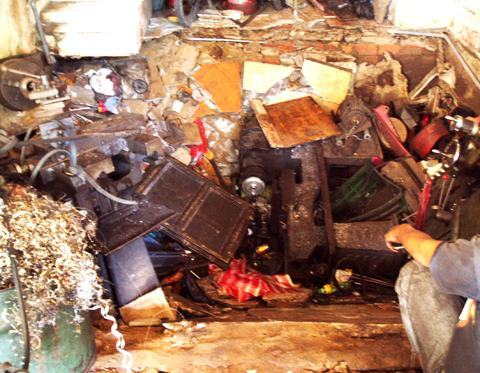 Sụt đất giữa nhà xưởng, hai người bị thương