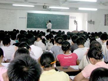 SV Cao đẳng năm cuối dồn sức ôn thi đại học cấp tốc