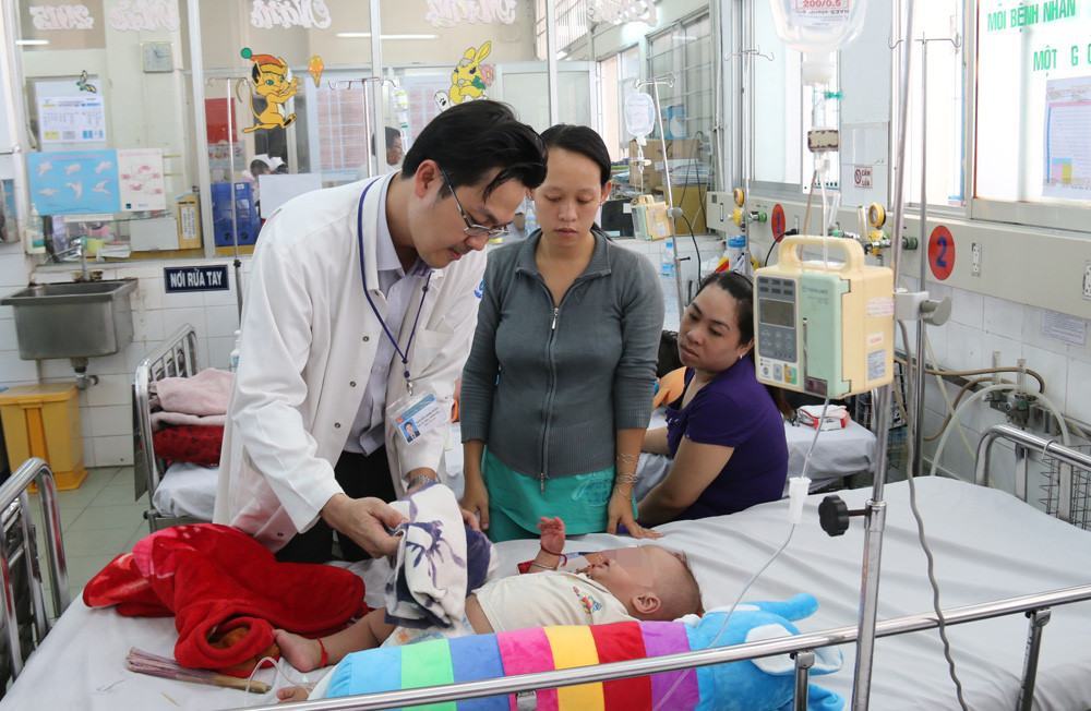 Nhiều bệnh nhi sốt xuất huyết nặng