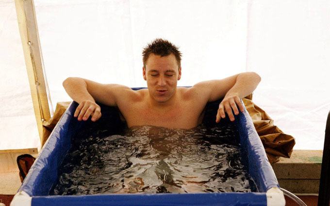 Cựu cầu thủ Anh John Terry ngâm mình trong bồn nước đá sau chấn thương.