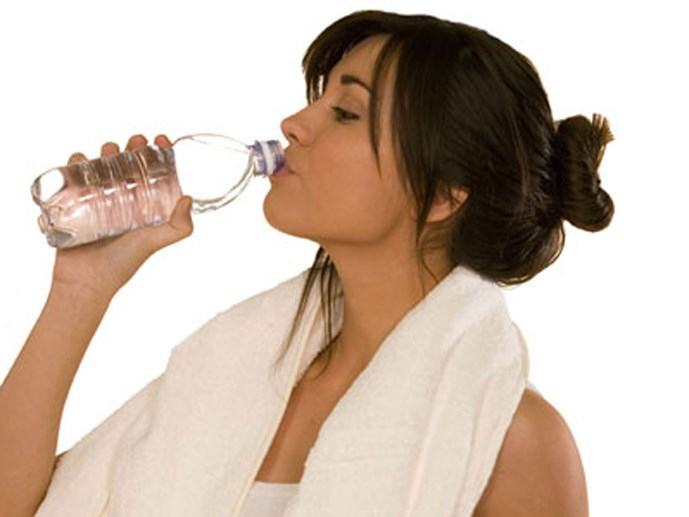 Uống đủ nước góp phần đẩy lùi cơn đau nửa đầu - Ảnh: Shutterstock