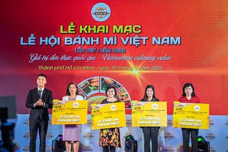 MAGGI Professional đã trao tặng 15 xe bánh mì khởi nghiệp cho phụ nữ