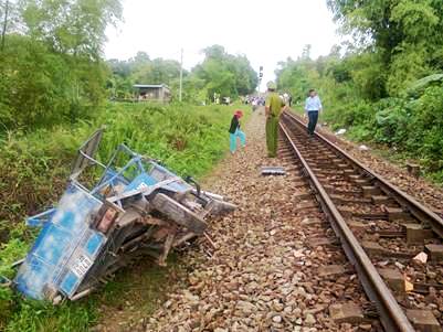 Tai nạn đường sắt, lái xe mô tô thoát chết trong gang tấc