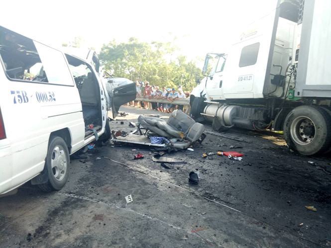 Tai nạn giao thông kinh hoàng, ít nhất 13 người tử vong